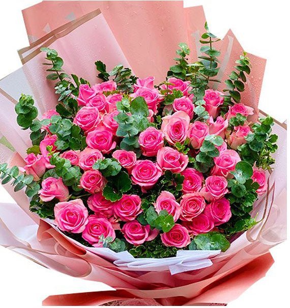 Bó hoa hồng hồng đậm và lá xanh