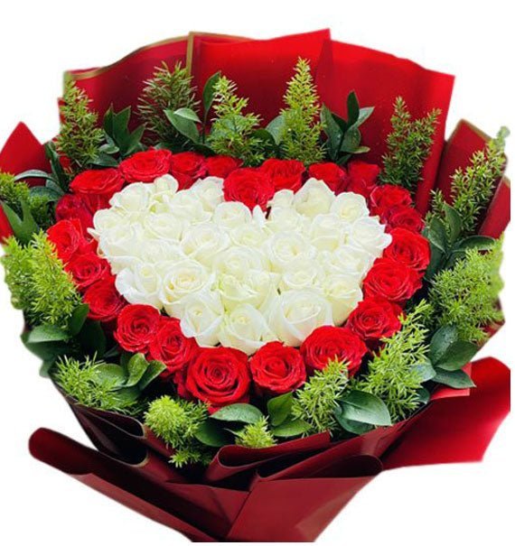Bó hoa hồng trắng tạo hình trái tim giữa hoa hồng đỏ